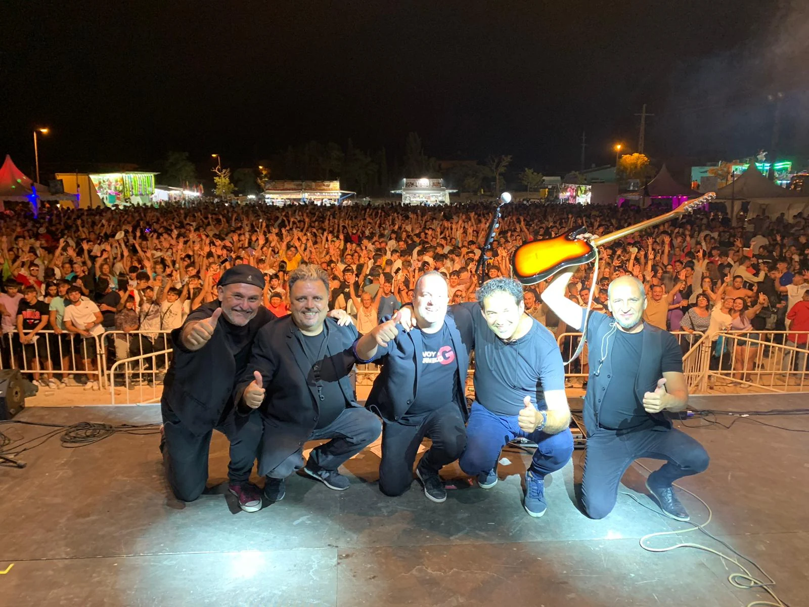 Chirro y sus compañeros de banda sobre el escenario, con el público al fondo