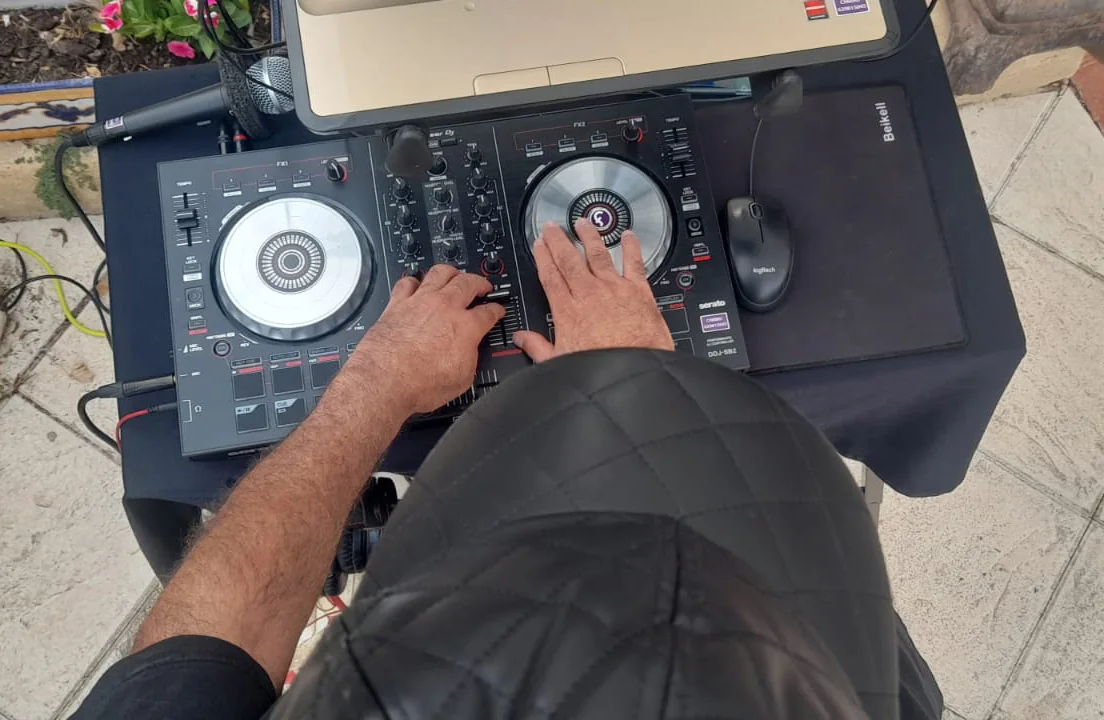 Las manos de Chirro preparando la música en su mesa de DJ